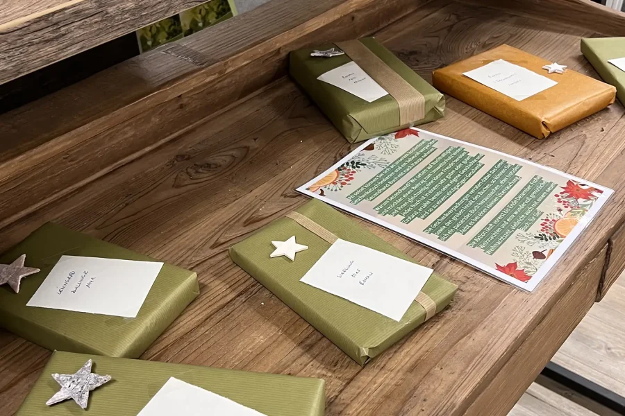 Kostenloser Geschenketisch mit nachhaltigen Büchern zur Weihnachtszeit