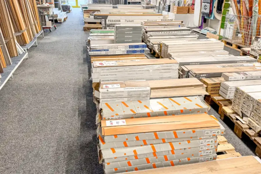 Blick in den Heineking Outlet mit Auswahl aus Laminat, Tapeten und weiteres.